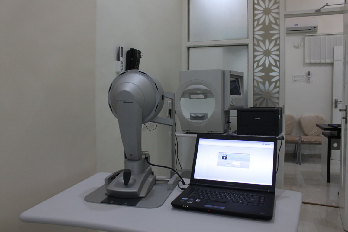 WaveLight Oculyser II corneal tomography device paired with a Humphrey-style automated perimeter on a single LASIK workup bench